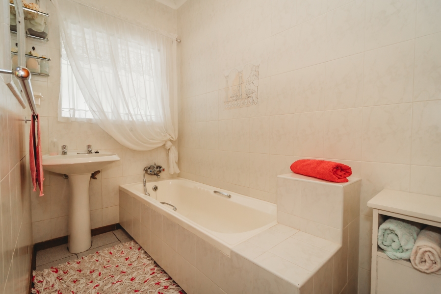 5 Bedroom Property for Sale in Denneoord Western Cape